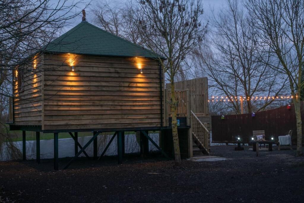 The Treehouse - Sleeps 4 Villa Old Leake Bagian luar foto